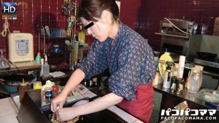 [노모][Pacopacomama 092410_198] 흔녀와 하고 싶다, 오코노미야키점 여주인과 즉석에서 섹스 – 호소다 토모코